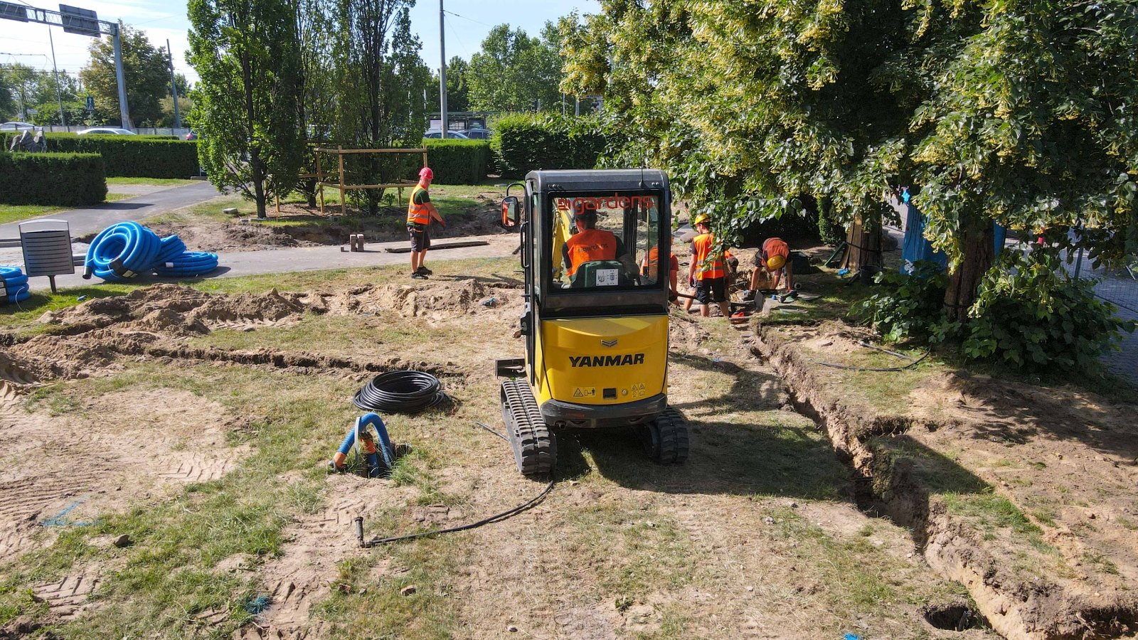 Galeria zdjęć z prac przy budowie drogi rowerowej w rejonie skrzyżowania ulic Strzeleckiej, Królowej Jadwigi i Drogi Dębińskiej