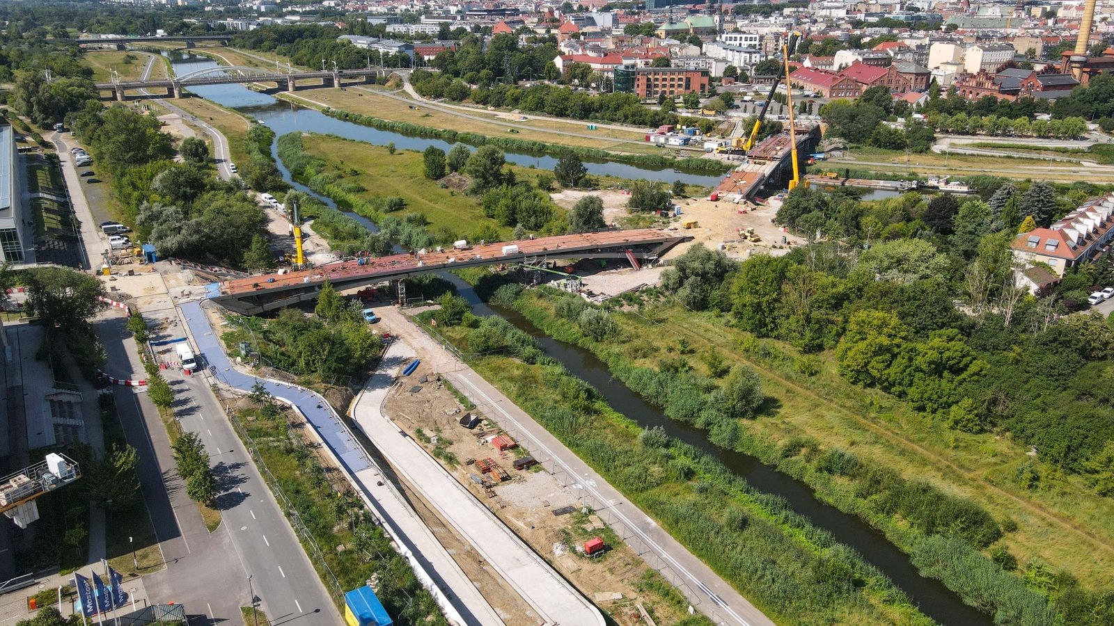 Widok z lotu ptaka na plac budowy mostów Berdychowskich.