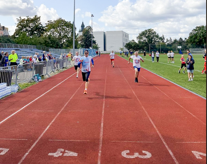 Na zdjęciu seniorzy wbiegający na metę na stadionie lekkoatletycznym - grafika artykułu