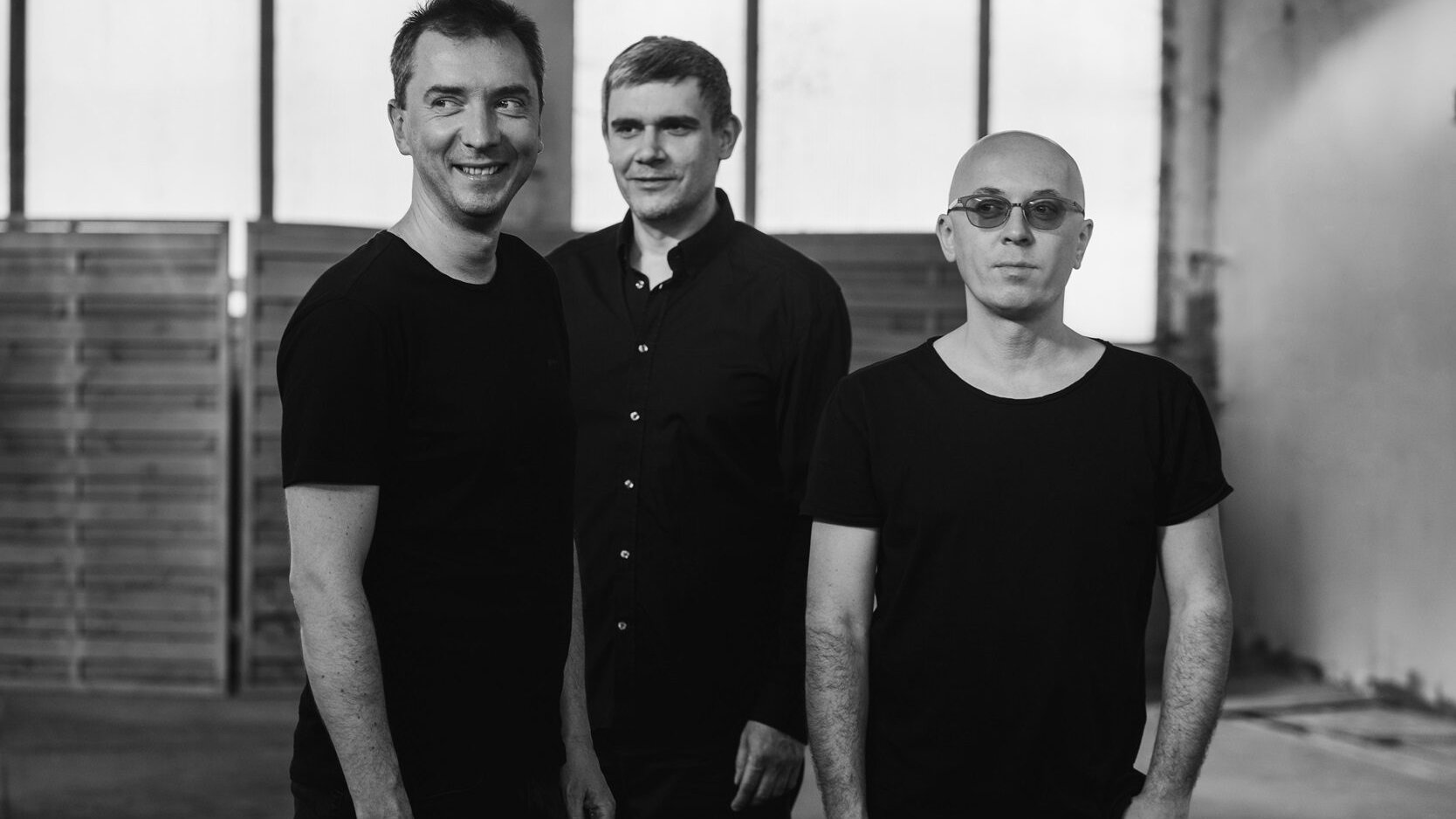 Czarno-białe zdjęcie przedstawiające Marcin Wasilewski Trio