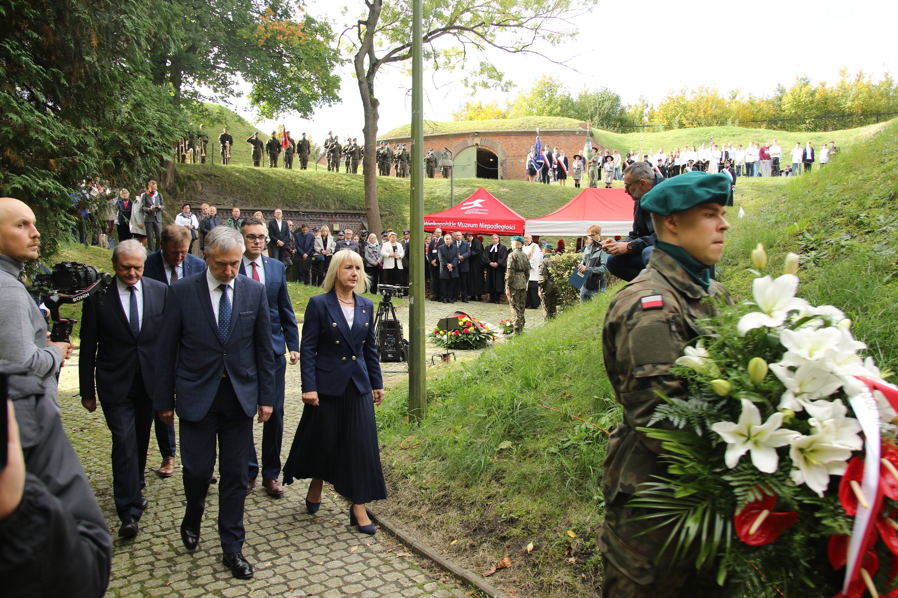 Na zdjęciu delegacja składająca kwiaty - grafika artykułu