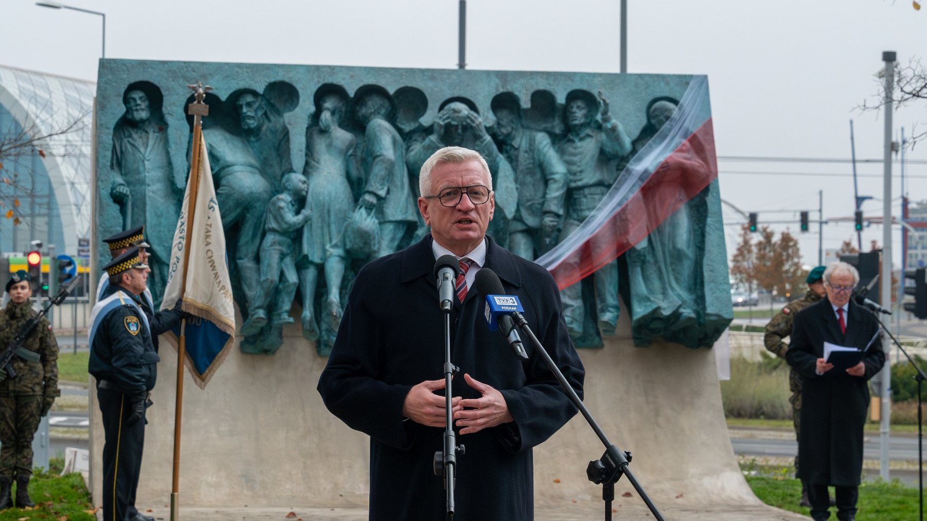 Na zdjęciu prezydent Poznania przy mikrofonie, w tle pomnik