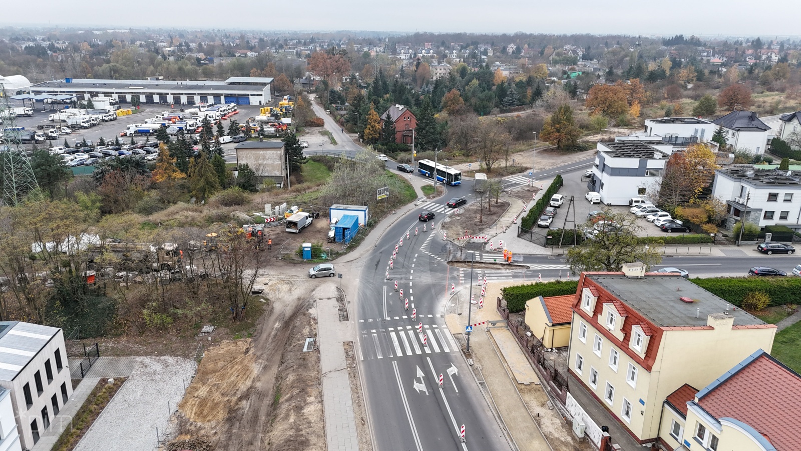 Widok z lotu ptaka na skrzyżowanie ulic Dmowskiego i Dalekej. Dalej widać skrzyżowanie z ul. Miedzianą i jadące samochody oraz autobus - grafika artykułu