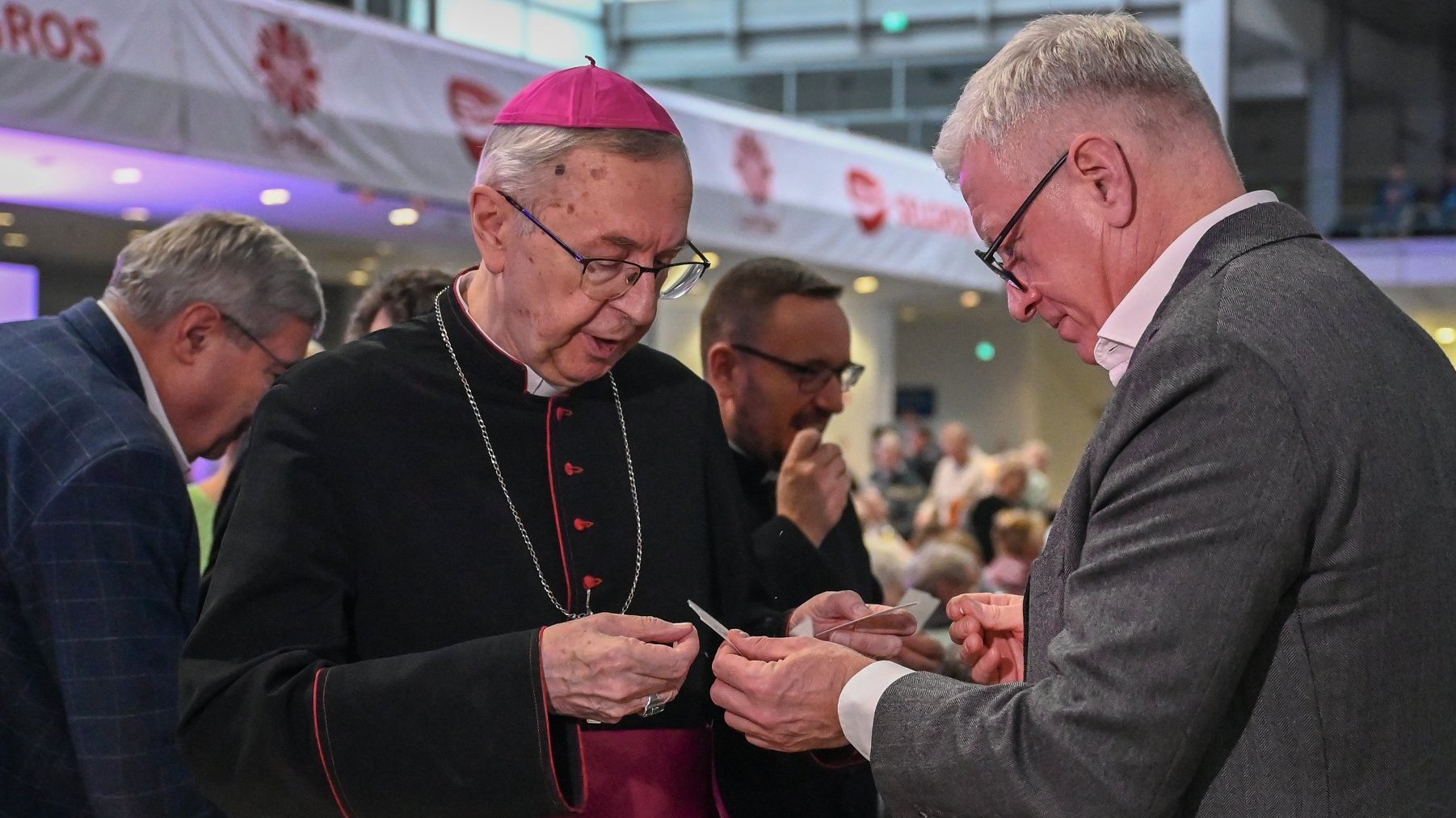 Na zdjęciu prezydent Poznania łamiący się opłatkiem z arcybiskupem