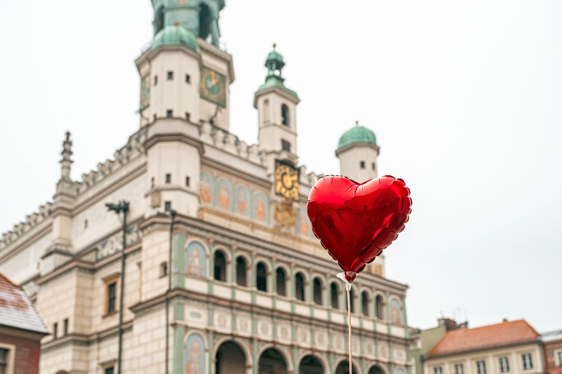 Balon w kształcie serca. W tle Ratusz - grafika artykułu