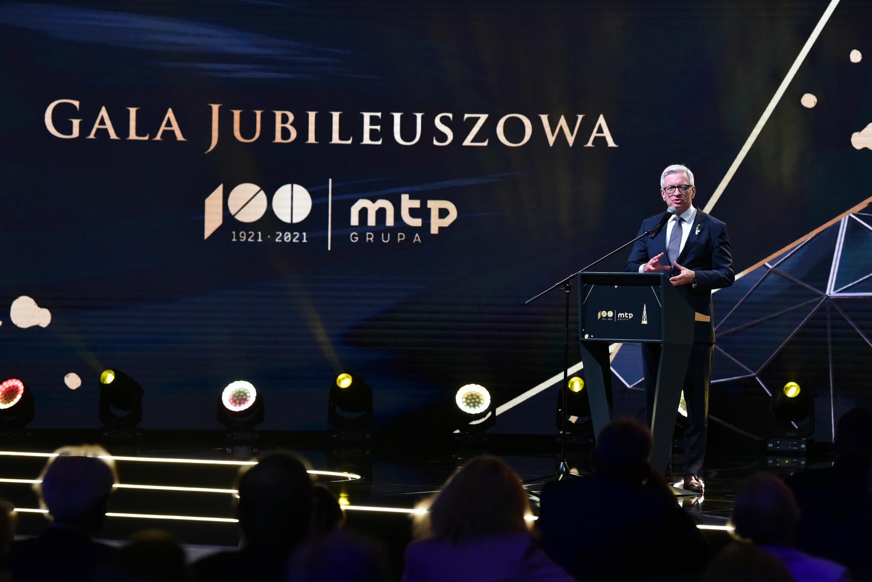 Na zdjęciu prezydent Poznania przy mikrofonie, w tle napis: gala jubileuszowa MTP - grafika artykułu
