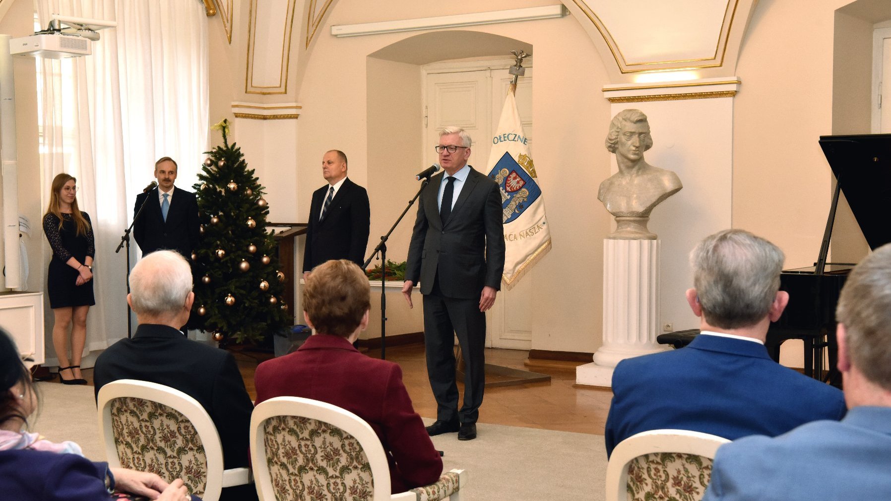 Galeria zdjęć z wręczania medali małżeństwom, na zdjęciu przed zgromadzonymi przemawia prezydent Poznania