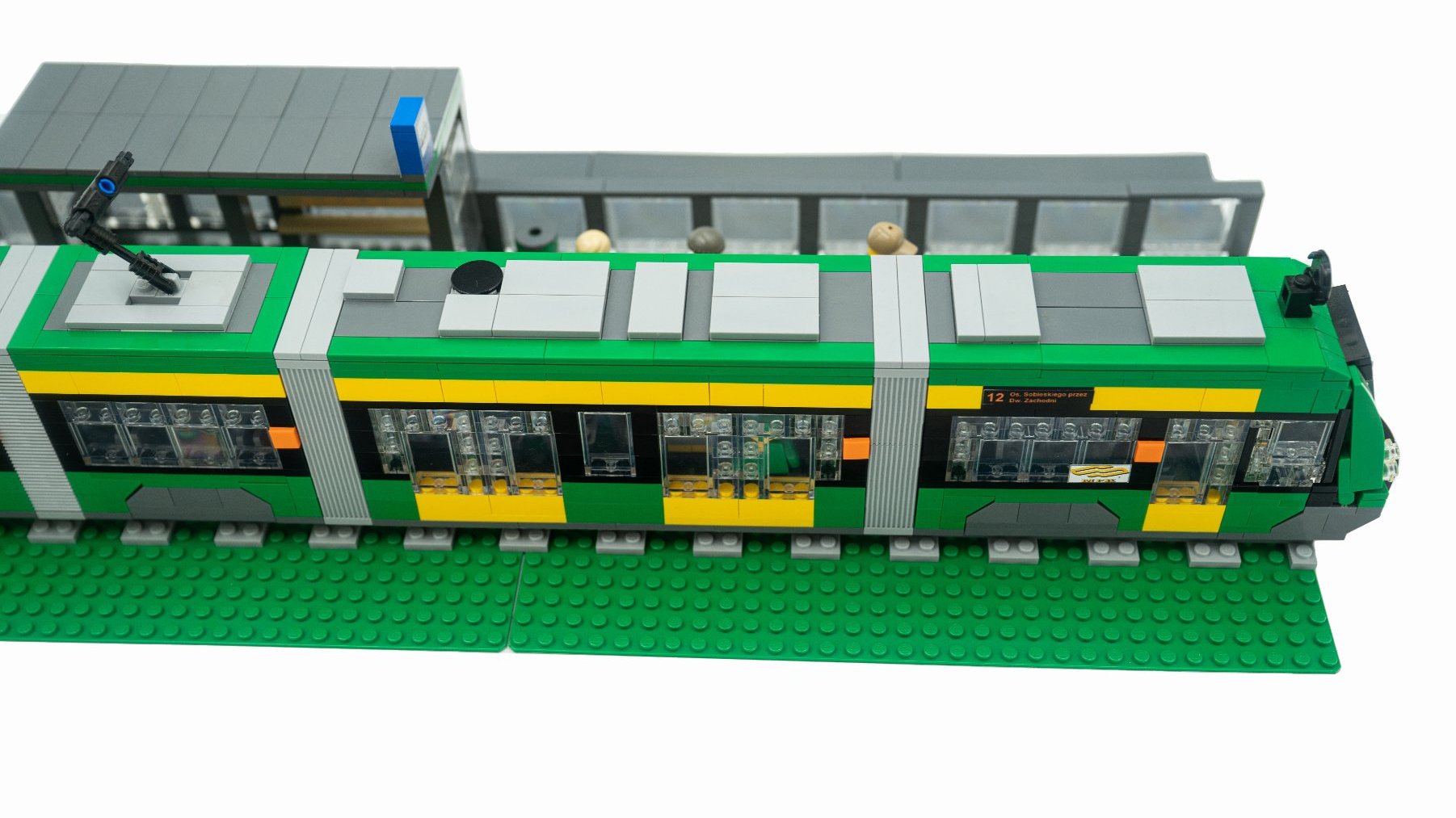 Model tramwaju MPK zbudowany z klocków LEGO.