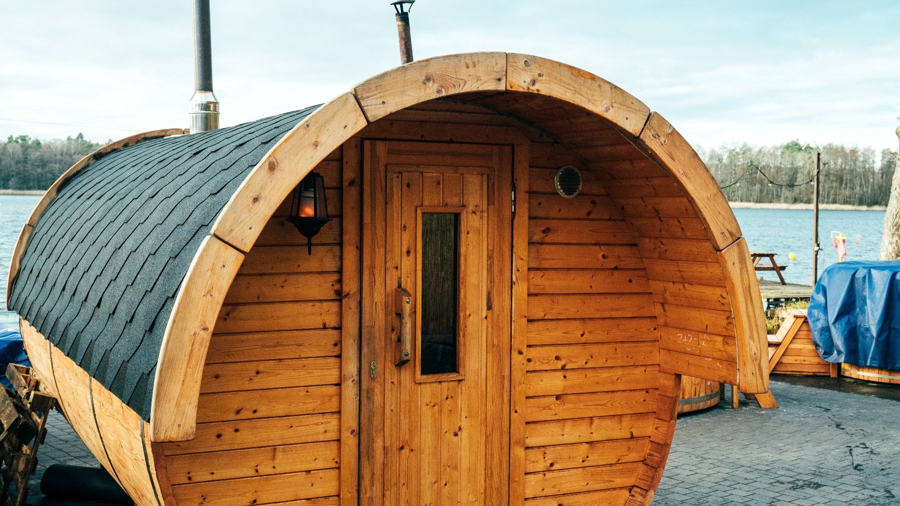 Na zdjęciu widać półokrągły, zbudowany z desek obiekt, w którym znajduje się sauna.