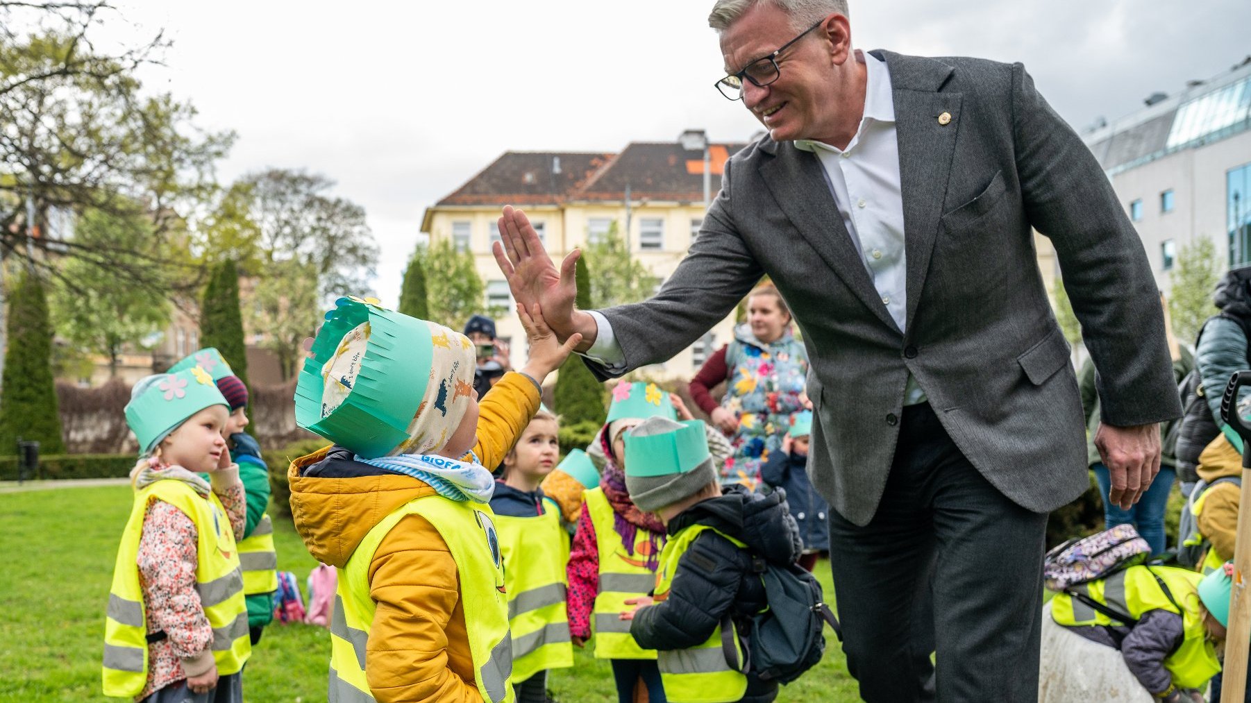 Galeria zdjęć przedstawia prezydenta Poznania Jacka Jaśkowiaka, który sadzi drzewo wspólnie z dziećmi z przedszkola "Cytryna".
