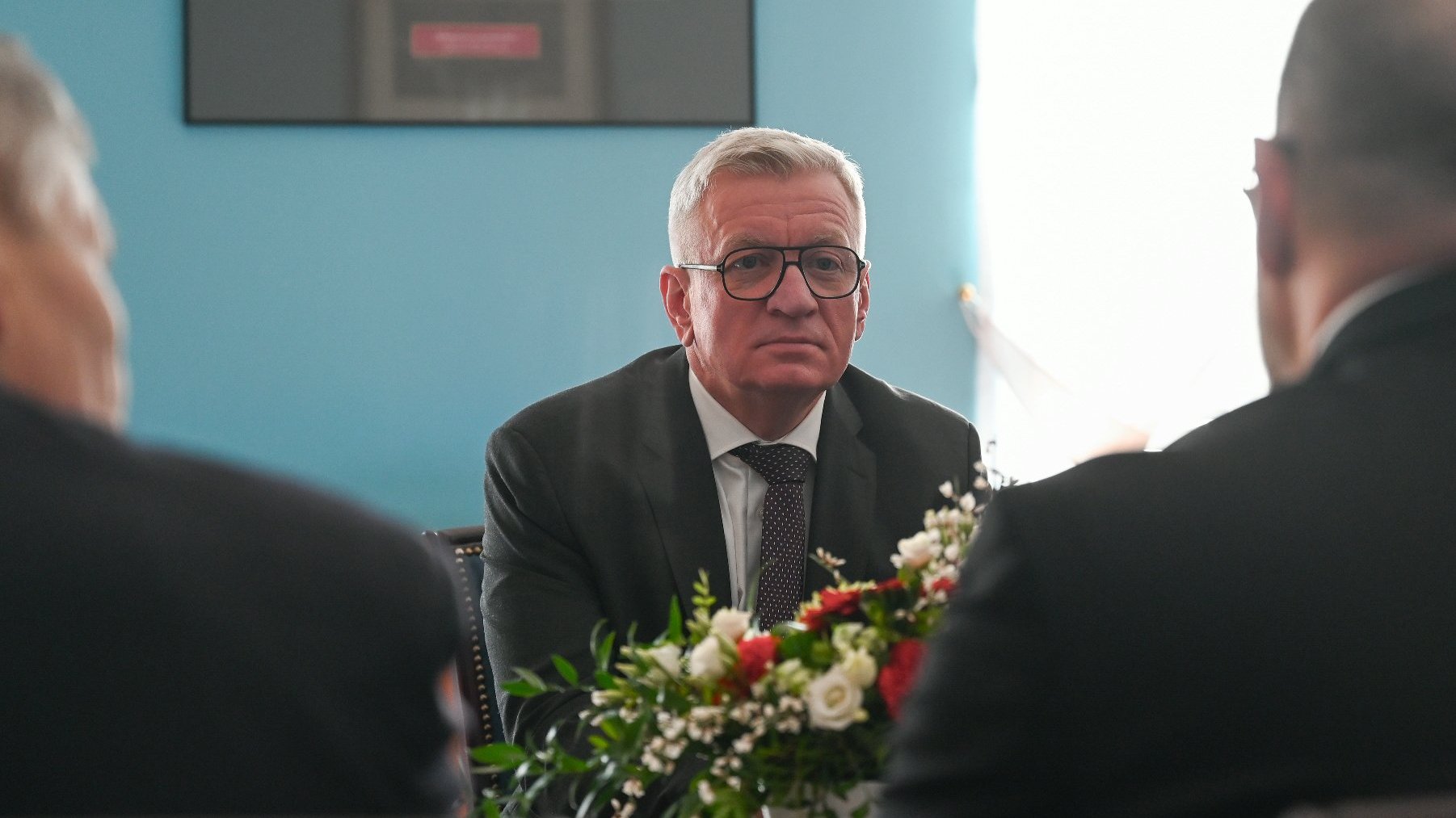Na zdjęciu prezydent Poznania słuchający ambasadora
