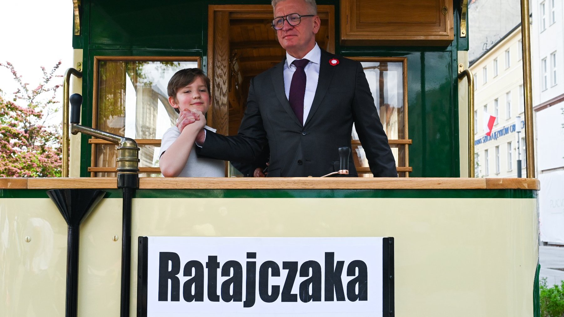 Na zdjęciu prezydent Poznania i mały chłopiec podają sobie ręce