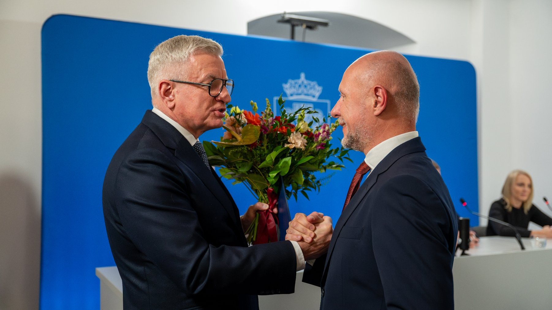 Na zdjęciu prezydent Poznania dziękujący swojemu dotyczasowemu zastępcy