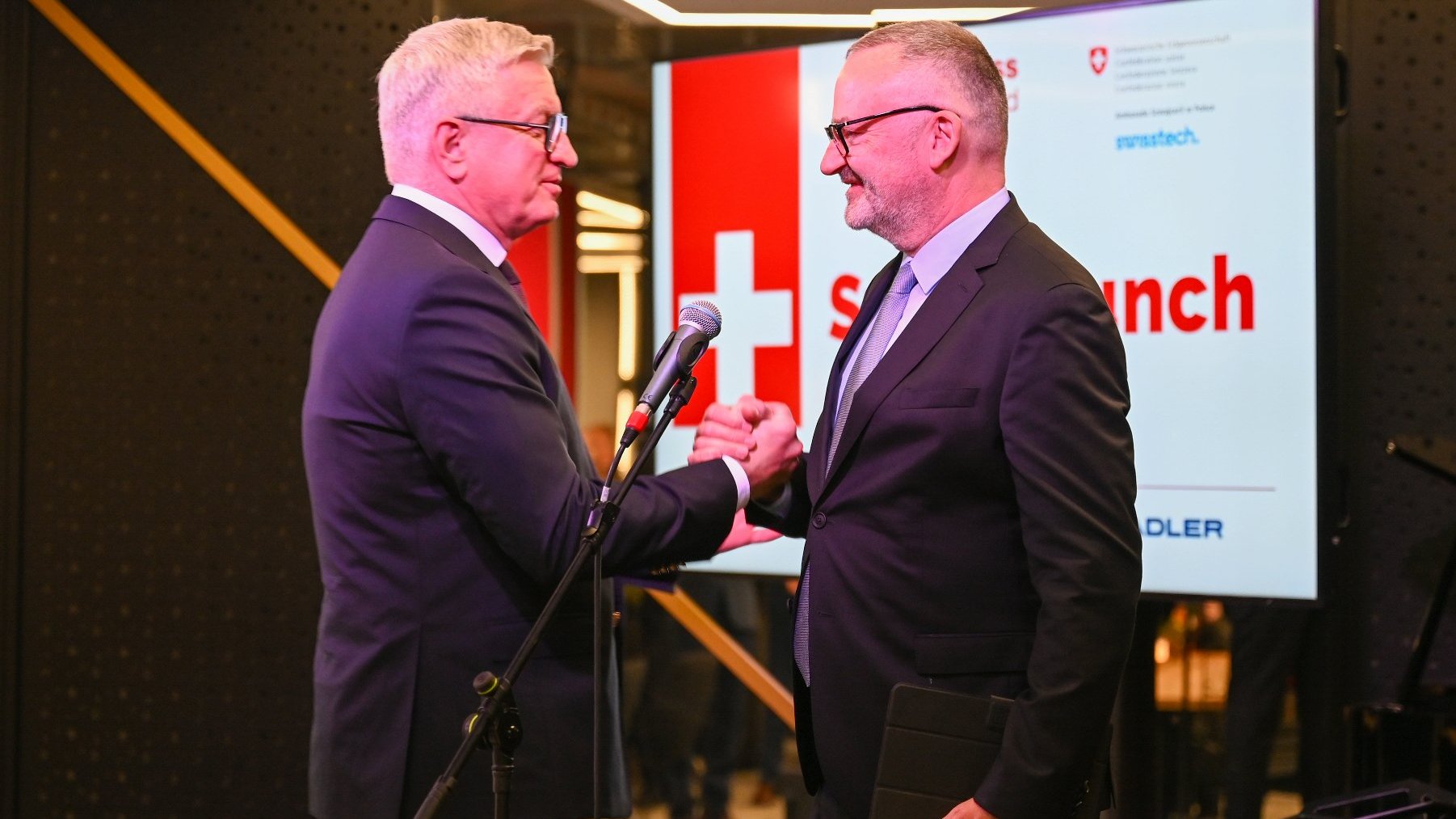 Na zdjęciu prezydent Poznania i ambasador Szwajcari podają sobie dłonie