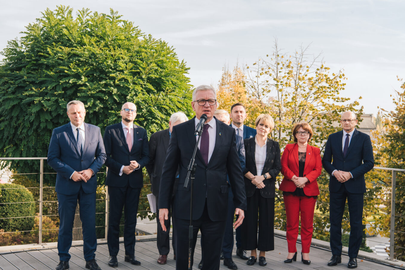 Na zdjęciu samorządowcy podczas konferencji prasowej, na środku prezydent Poznania - grafika artykułu