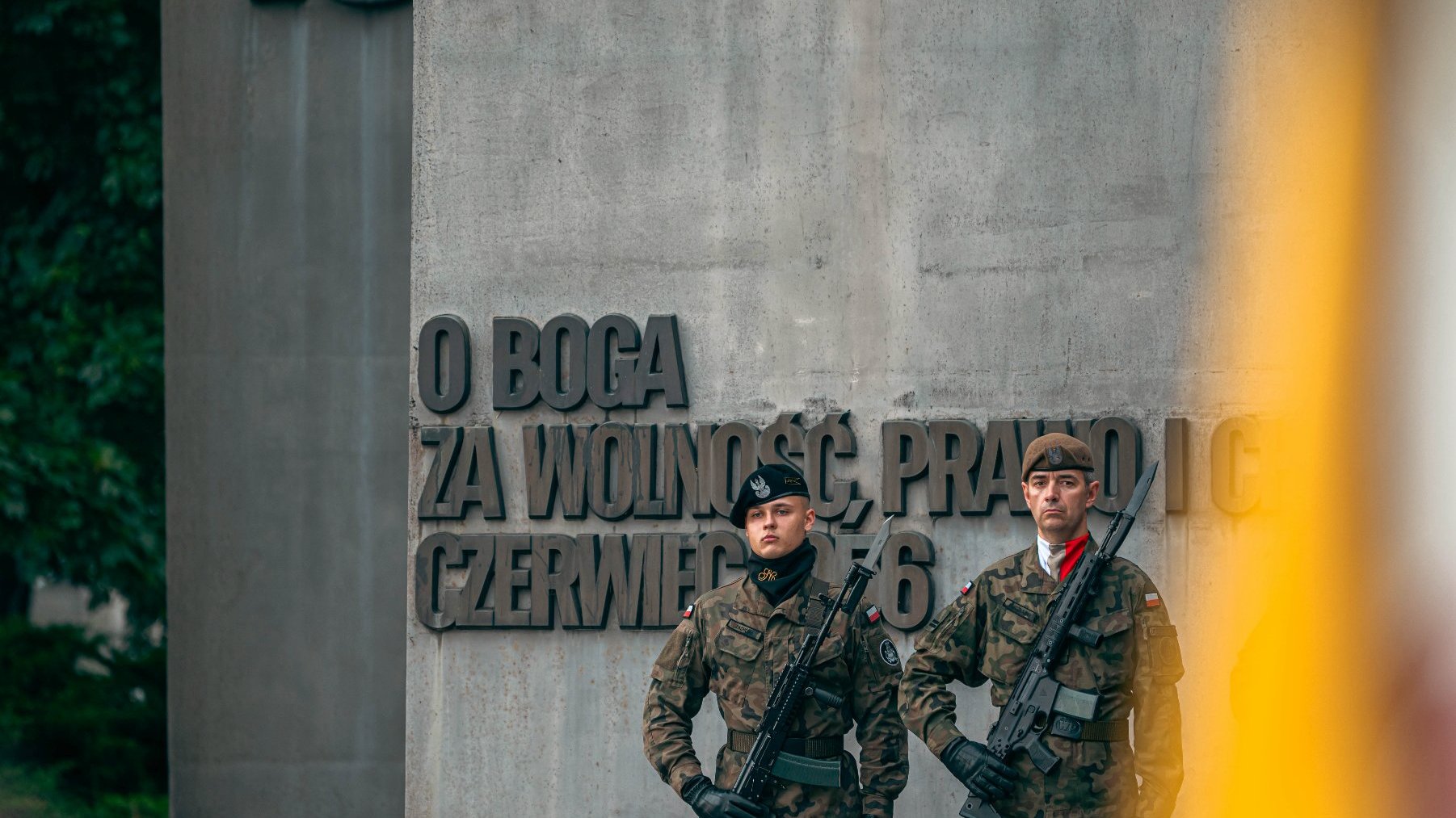 Na zdjęciu żołnierze pełniący wartę pod pomnikiem