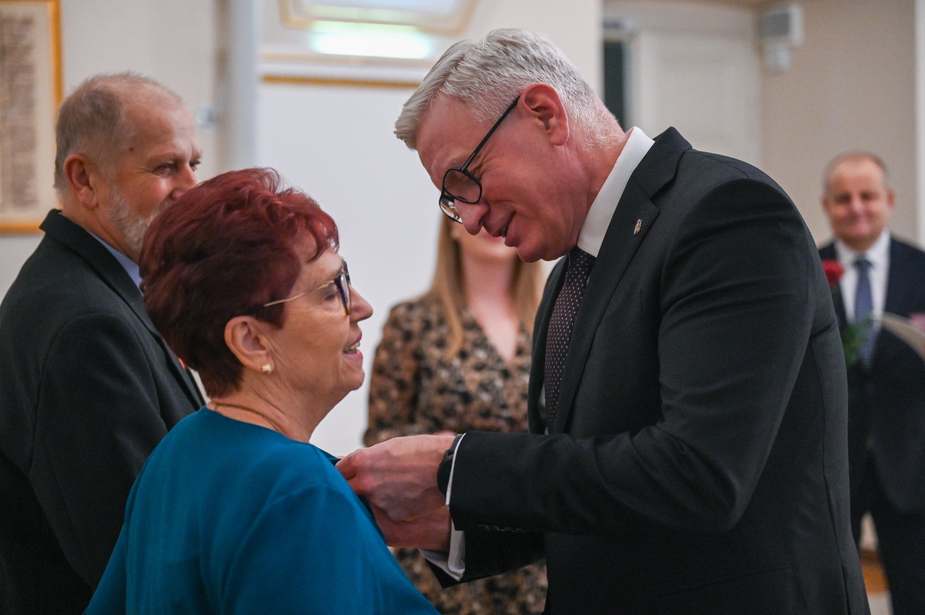 Na zdjeciu prezydent Poznania przypinający medal parze jubilatów - grafika artykułu