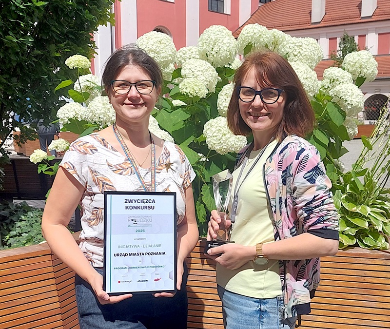 Koordynatorki nagrodzonego projektu - od prawej Paulina Idczak i Natalia Szwarc-Gosiewska Koordynatorki nagrodzonego projektu - od lewej Paulina Idczak i Natalia Szwarc-Gosiewska trzymają statuetkę.