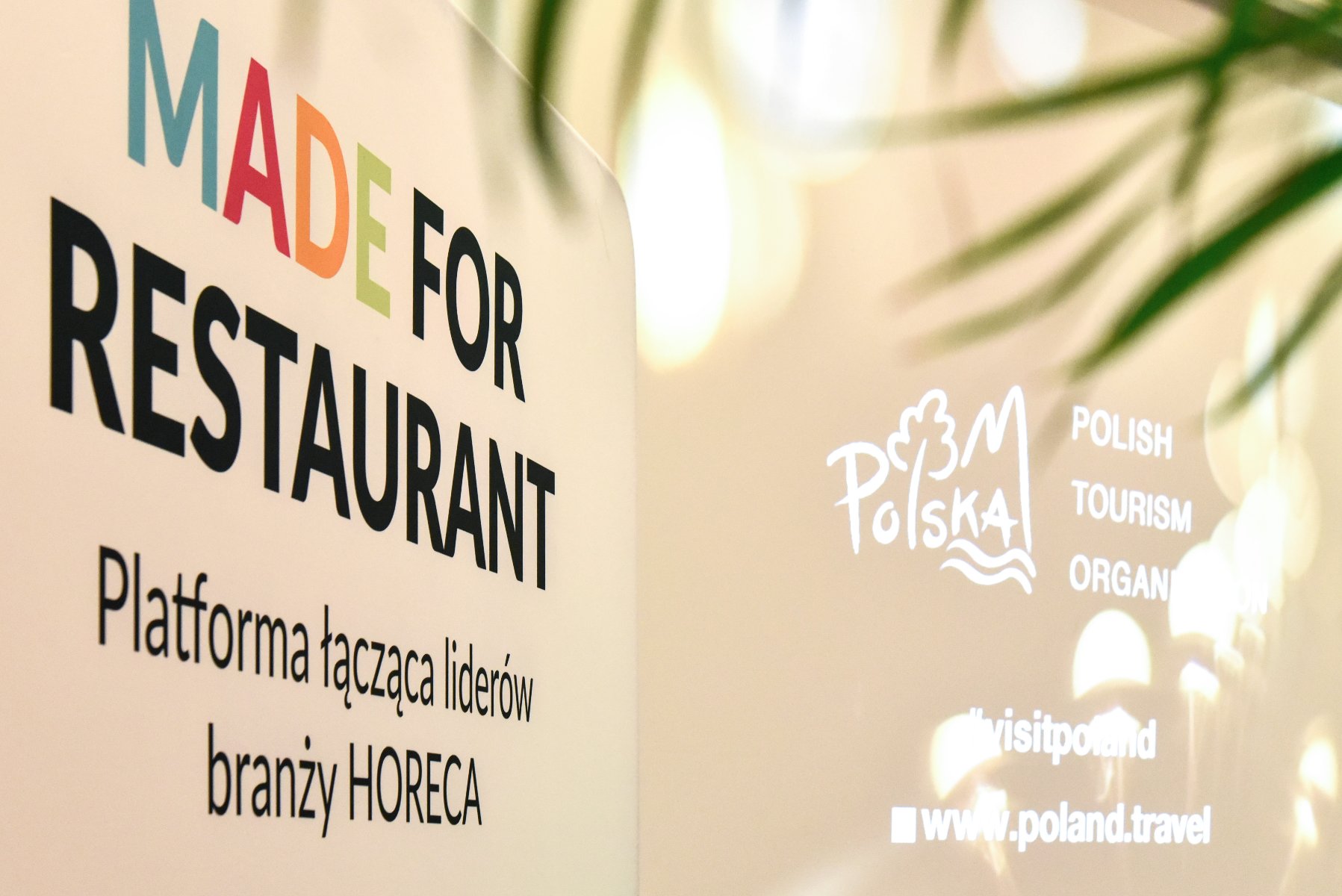 Zdjęcie przedstawia plakat konferencji "Made for Restaurant". Znajdują się na niej kolorowe literki, które stanowią słowo "made". W tle widoczny jest ekran projektora - grafika artykułu