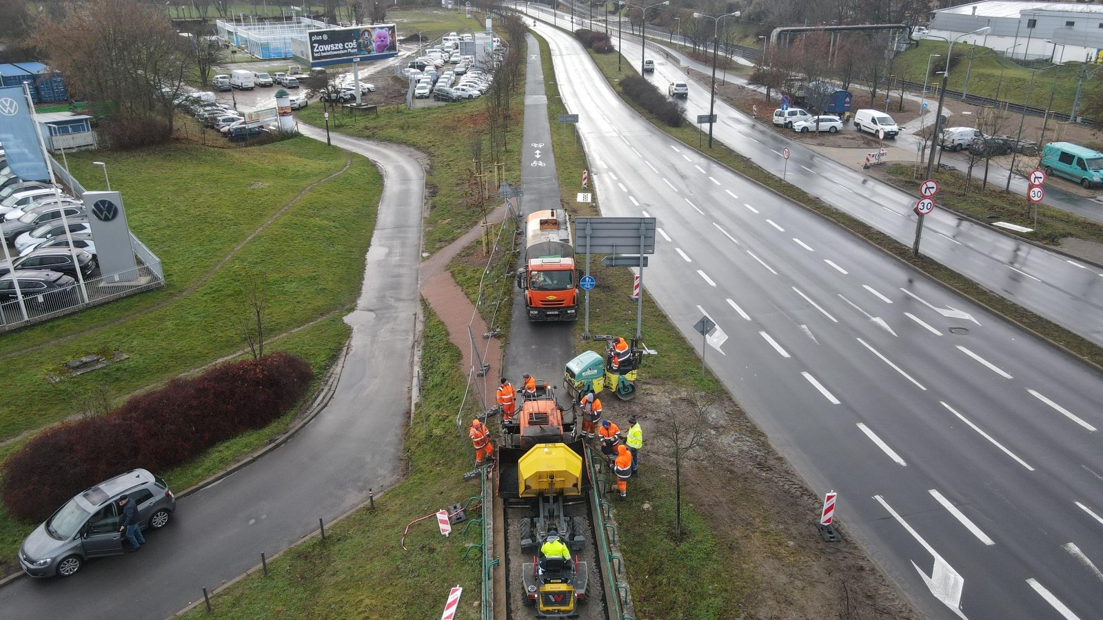 Galeria zdjęć z lania asfaltu na rampach zjazdowych przy trasie rowerowej wzdłuż trasy PST