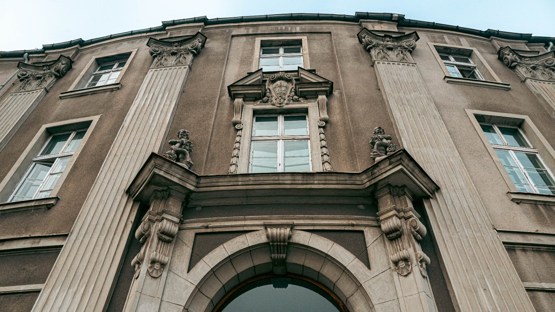 Na zdjęciu wejście do budynku przy ul. Głogowskiej 14