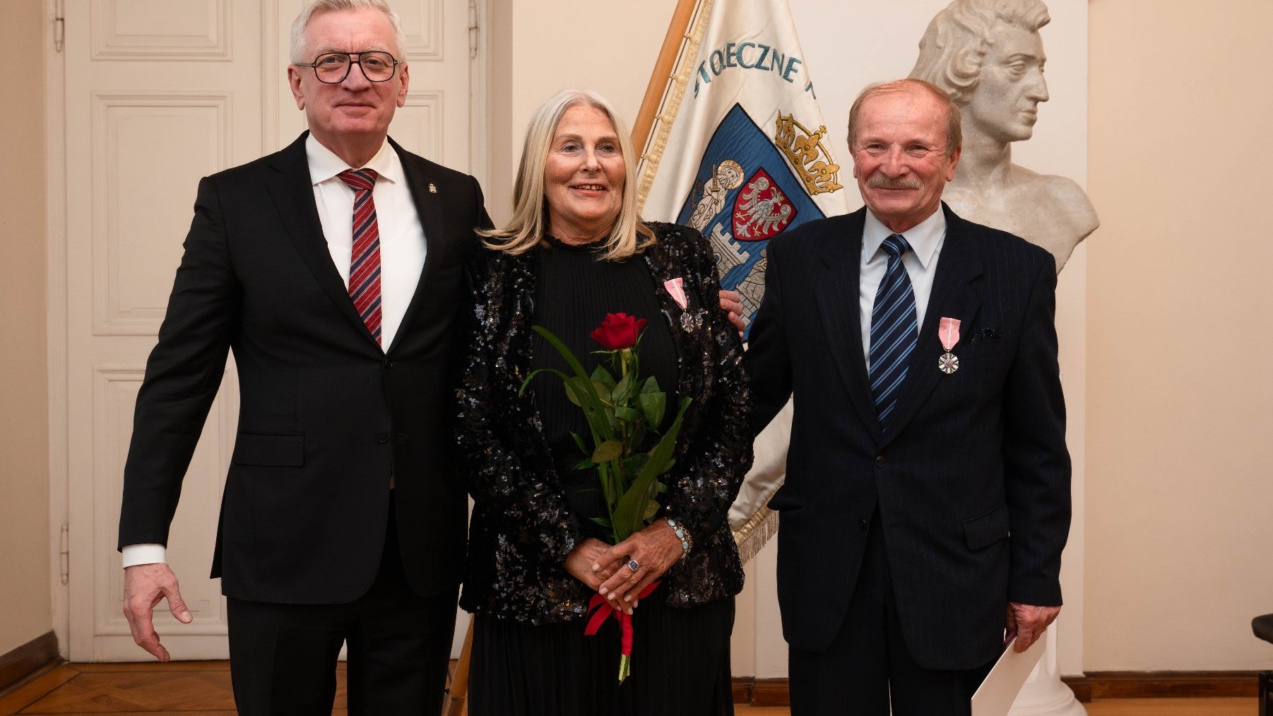 Na zdjęciu para małżonków pozująca do zdjęcia z prezydentem Poznania