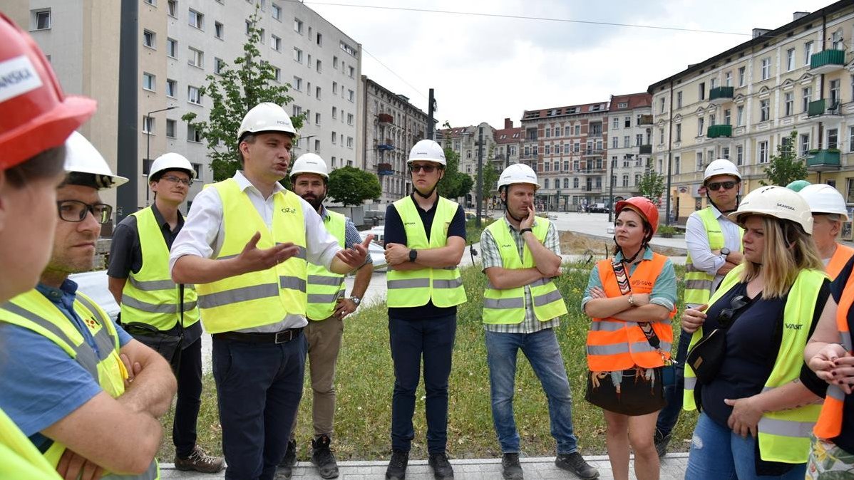 Mariusz Wiśniewski, zastępca prezydenta Poznania, wspólnie z radnymi miejskimi i osiedlowymi spotkali się na terenie nowo powstającego rynku Łazarskiego