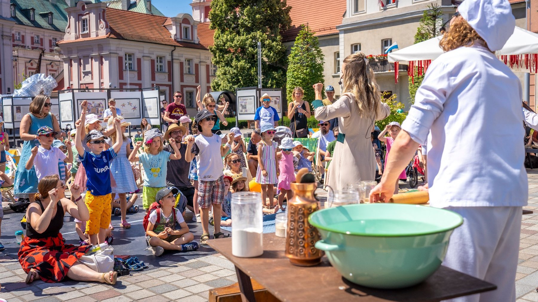 Zajęcia dla dzieci odbywające sie na Placu Kolegiackim.