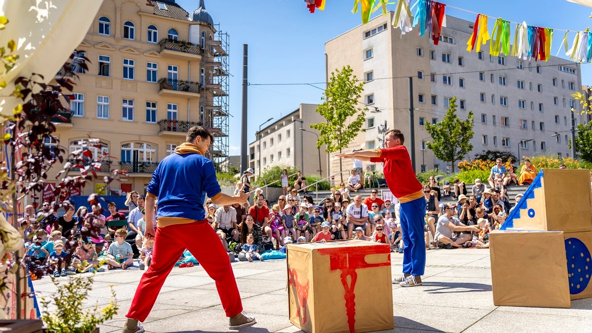 Aktorzy podczas występu dla dzieci na Rynku Łazarskim.