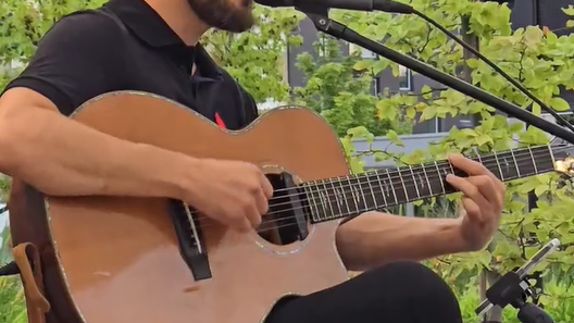 Występ muzyka, gitarzysty w ramach Łazarskiego Lata.