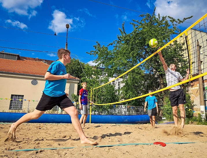 Młodzież podczas gry w siatkówkę plażową na Madalinie. - grafika artykułu