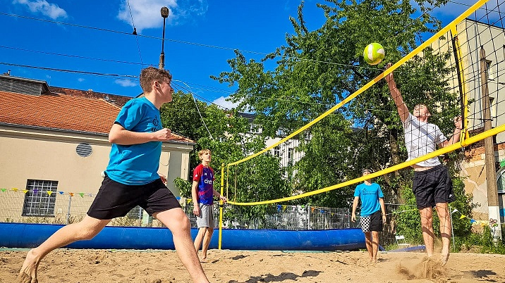 Młodzież podczas gry w siatkówkę plażową na Madalinie.