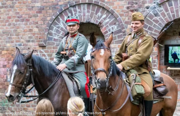 Dwóch mężczyn ubranych w mundury żołnierzy polskich siedzących na koniach. - grafika artykułu