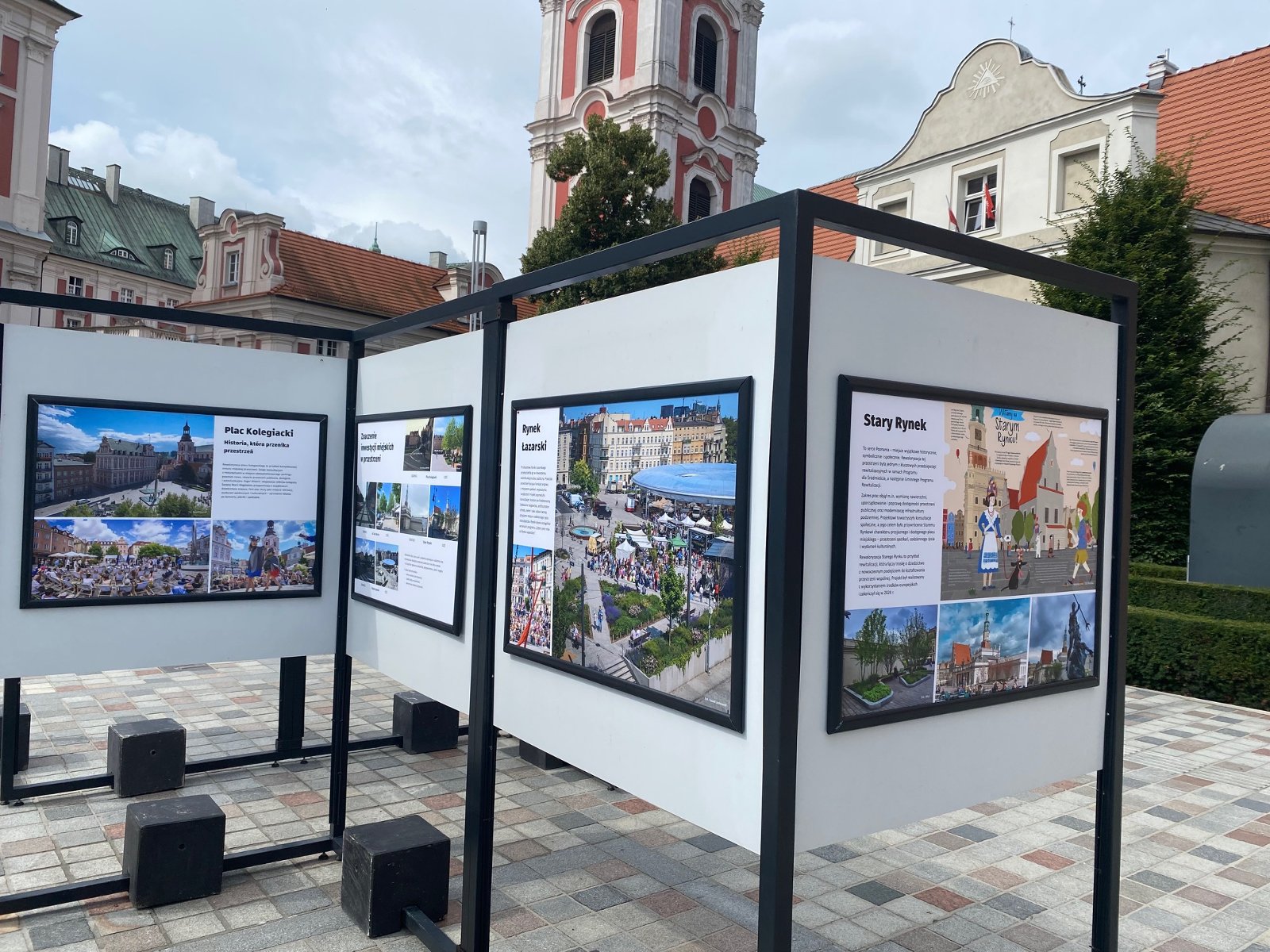 Wystawa o rewitalizacji Poznania Widok na cztery ekspozytory wystawowe z planszami Plac Kolefiacki, Rynek Łazarski i Sary Rynek