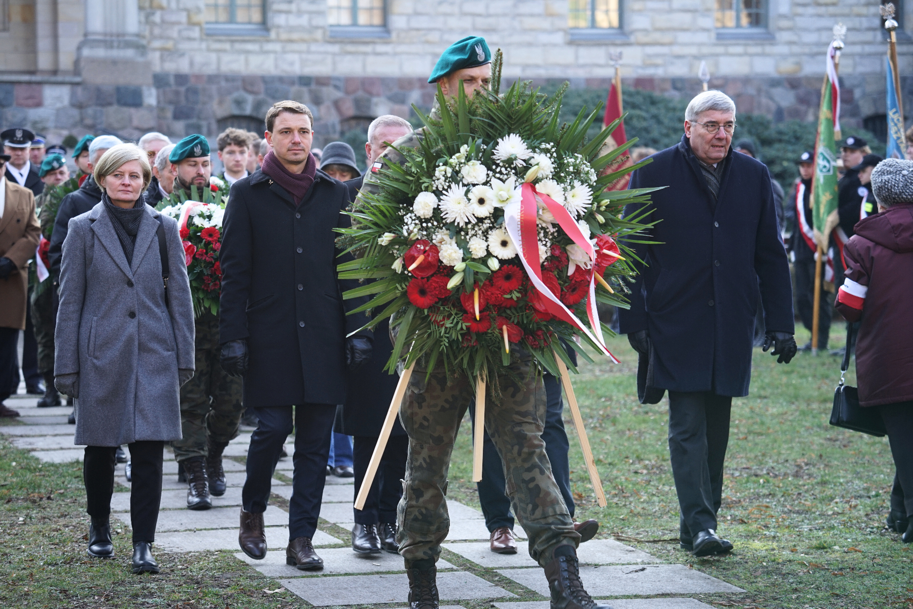 Na zdjeciu delegacja składająca kwiaty przed pomnikiem - grafika artykułu