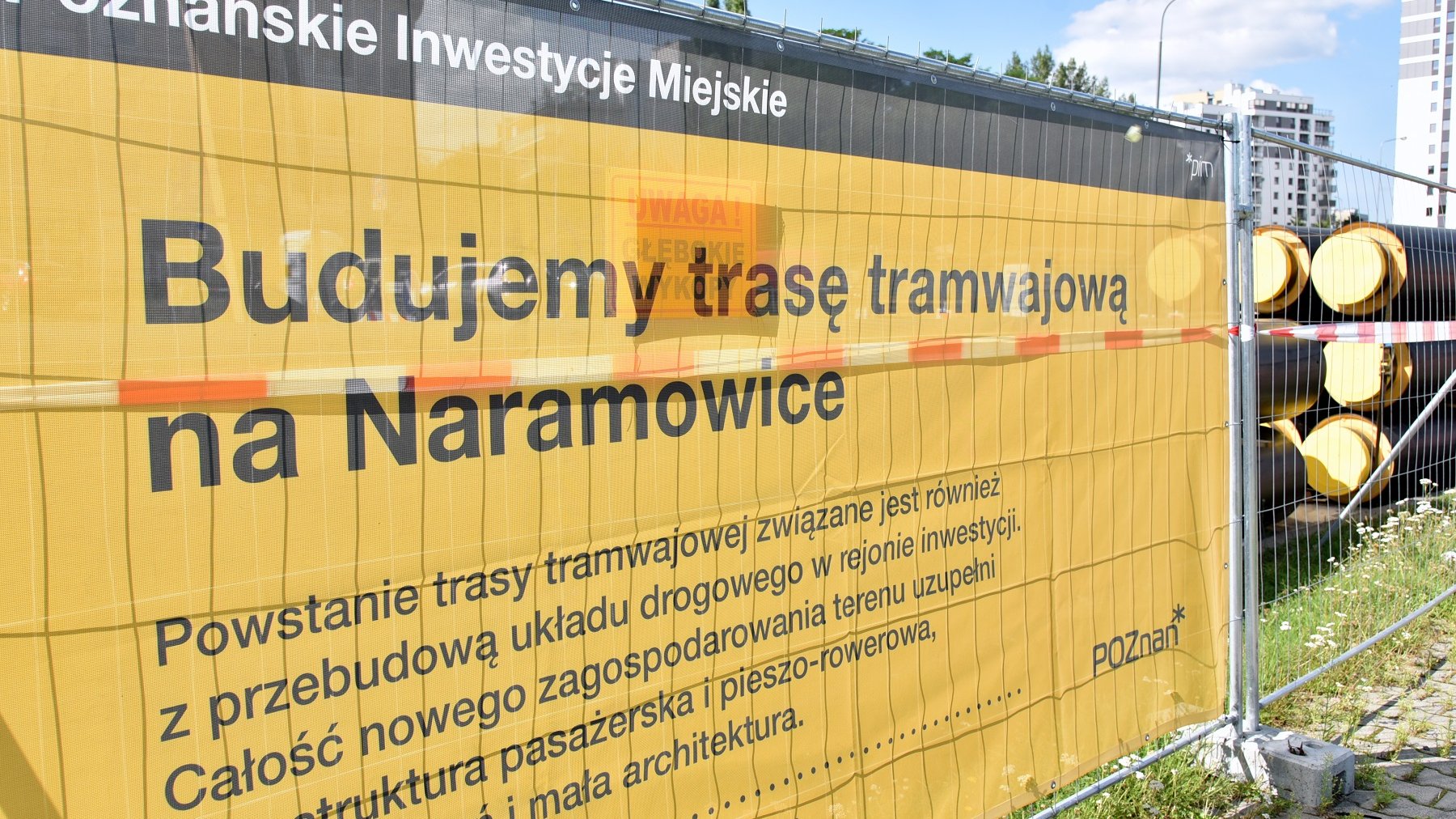 Na zdjęciu widać baner informujący o budowie trasy tramwajowej na Naramowice