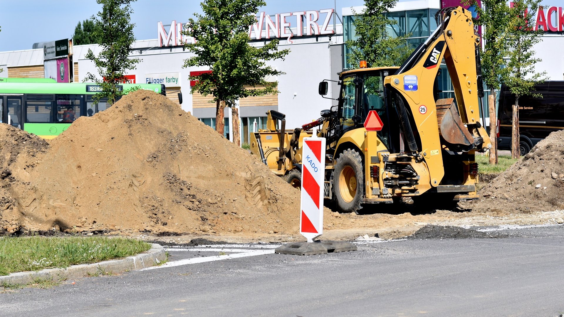 Na zdjęciu widać koparkę i hałdy ziemi