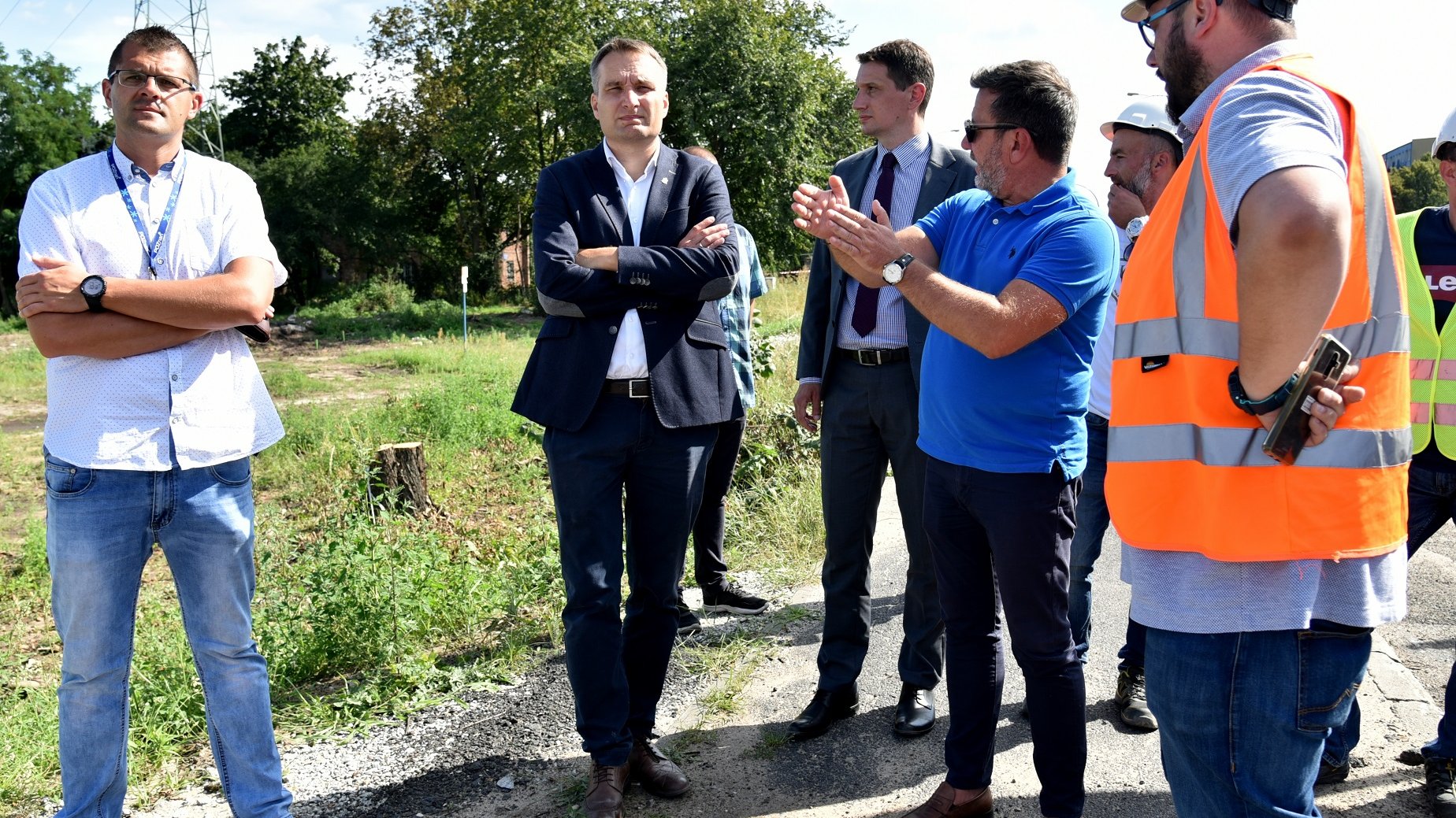 Na zdjęciu znajdują się przedstawiciele Miasta oraz wykonawcy prac