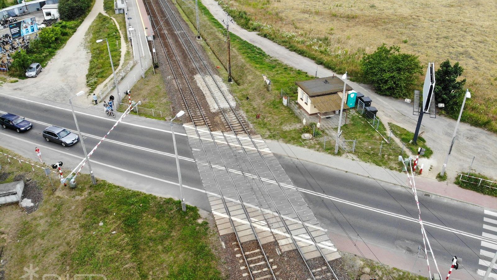 Widok z góry na zamknięty przejazd kolejowy.