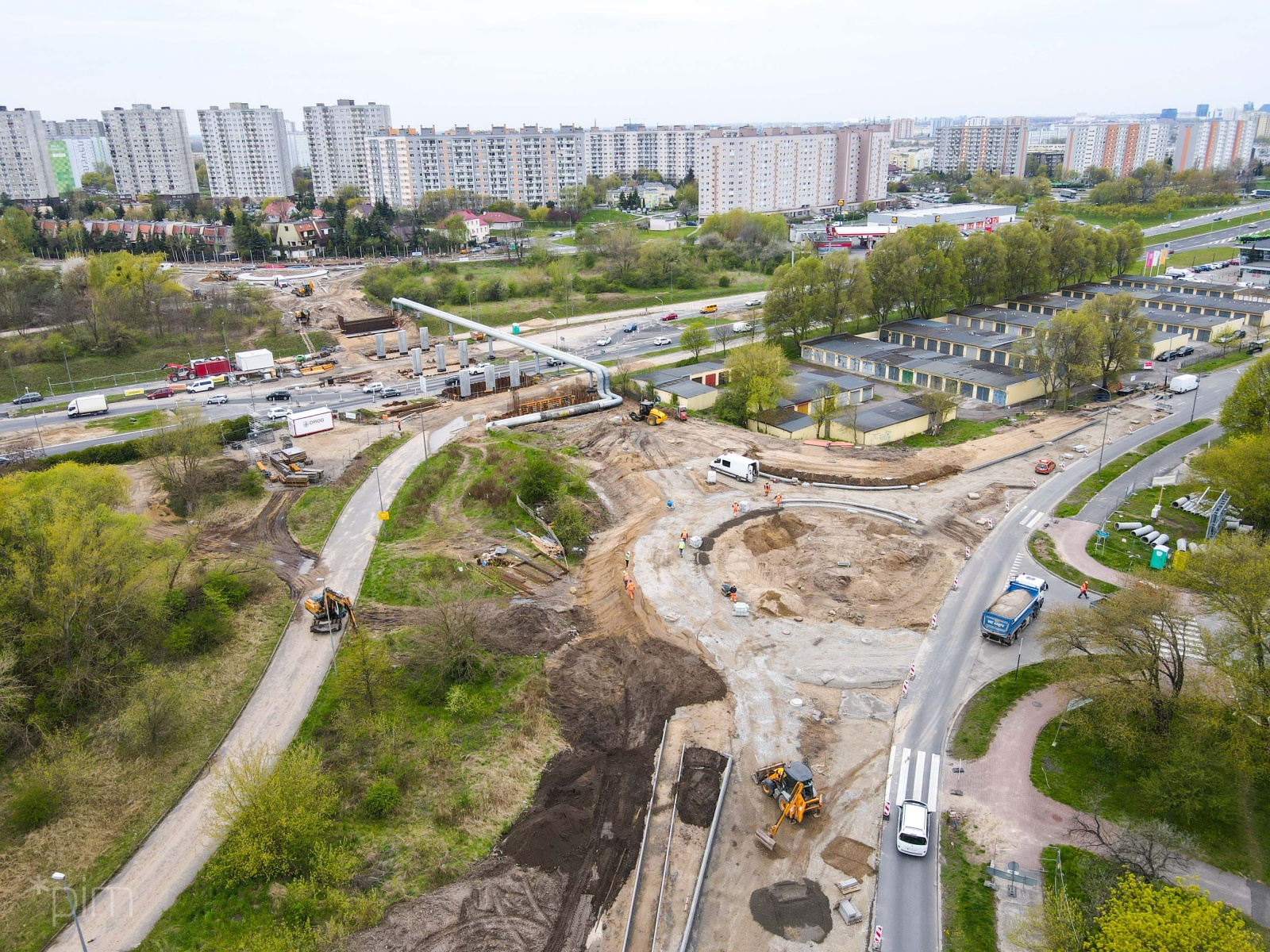 Plac budowy - widok z góry. W głębi bloki. - grafika artykułu