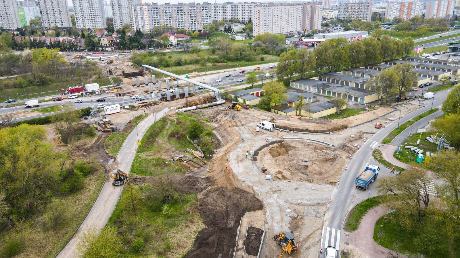 Plac budowy - widok z góry. W głębi bloki.