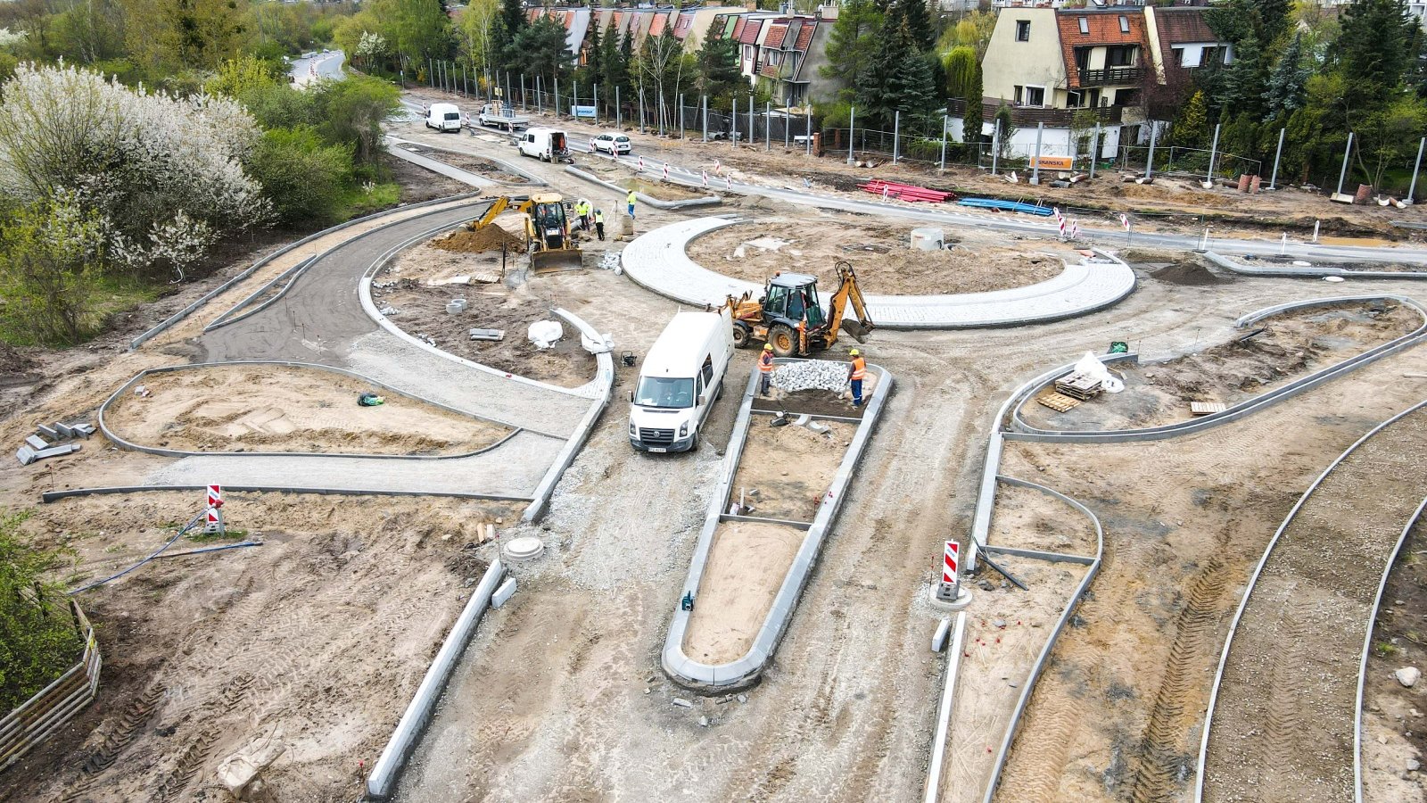 Widok z góry na budowę ronda.