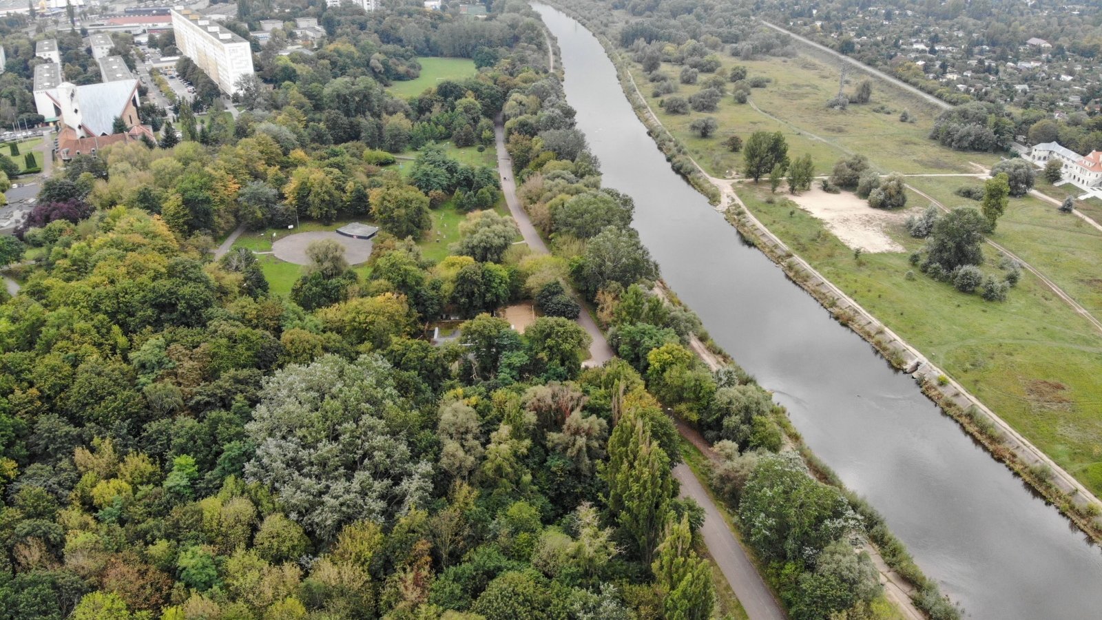 Widok oklic nad rzeką