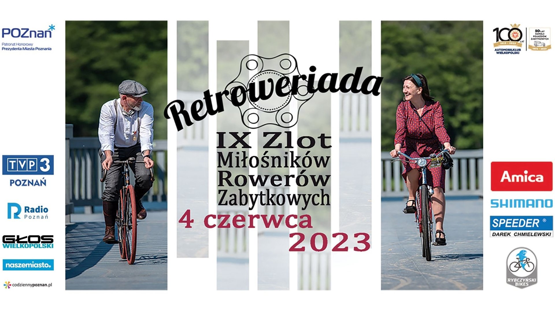 Mężczyzna i kobieta jadą na rowerach po dreswnianym mostku. Pomiędzy nimi są napisy o zlocie miłośników retro rowerów retroweriada. - grafika artykułu