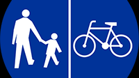 Znak w kształcie niebieskiego koła z białą, cienką obwódką przedzielony kreską pionową, na połowie znaku naniesiono piktogram roweru, a na drugiej połowie piktogram dorosłej osoby z dzieckiem.
