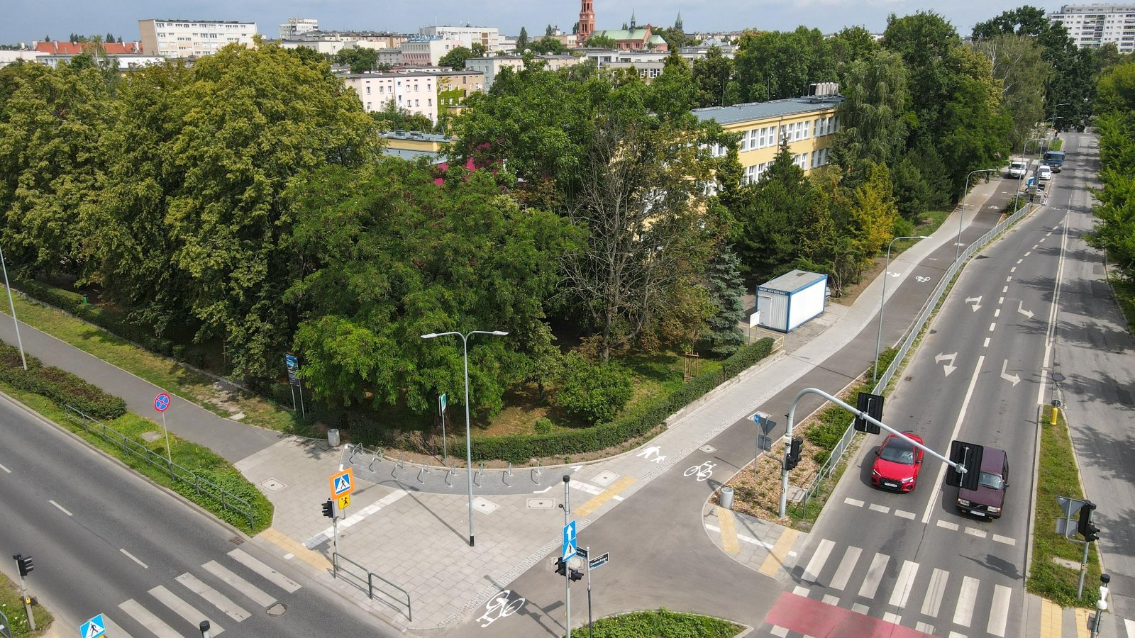 Zdjęcie z lotu ptaka skrzyżowania ulic z drogą rowerową, chodnikami, przejściami dla pieszych.