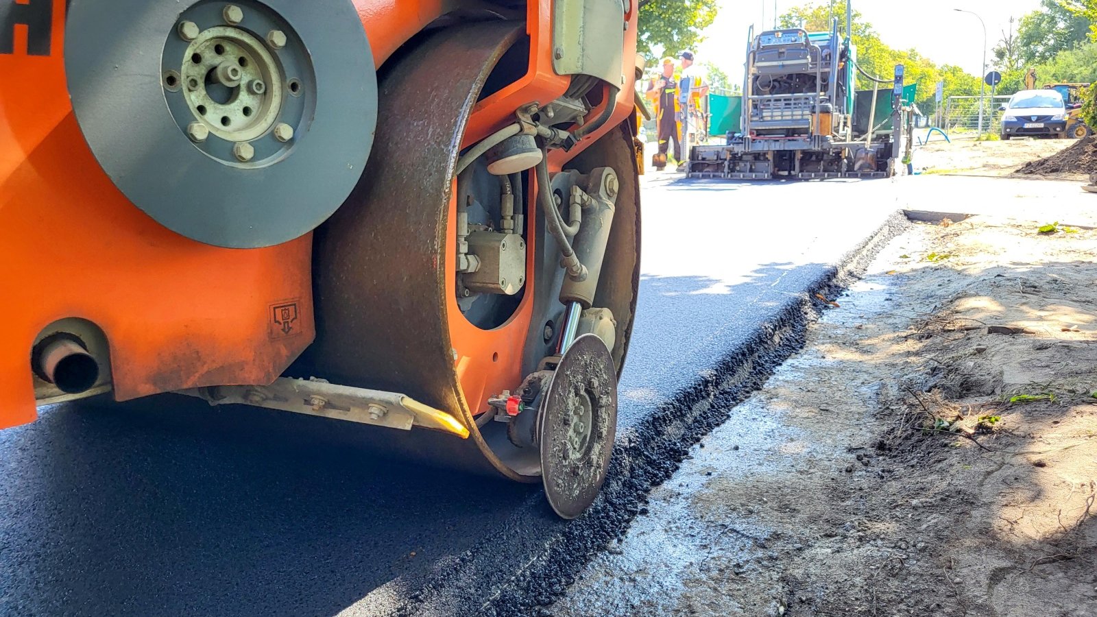 Na zdjęciu maszyna wyrównująca drogę rowerową