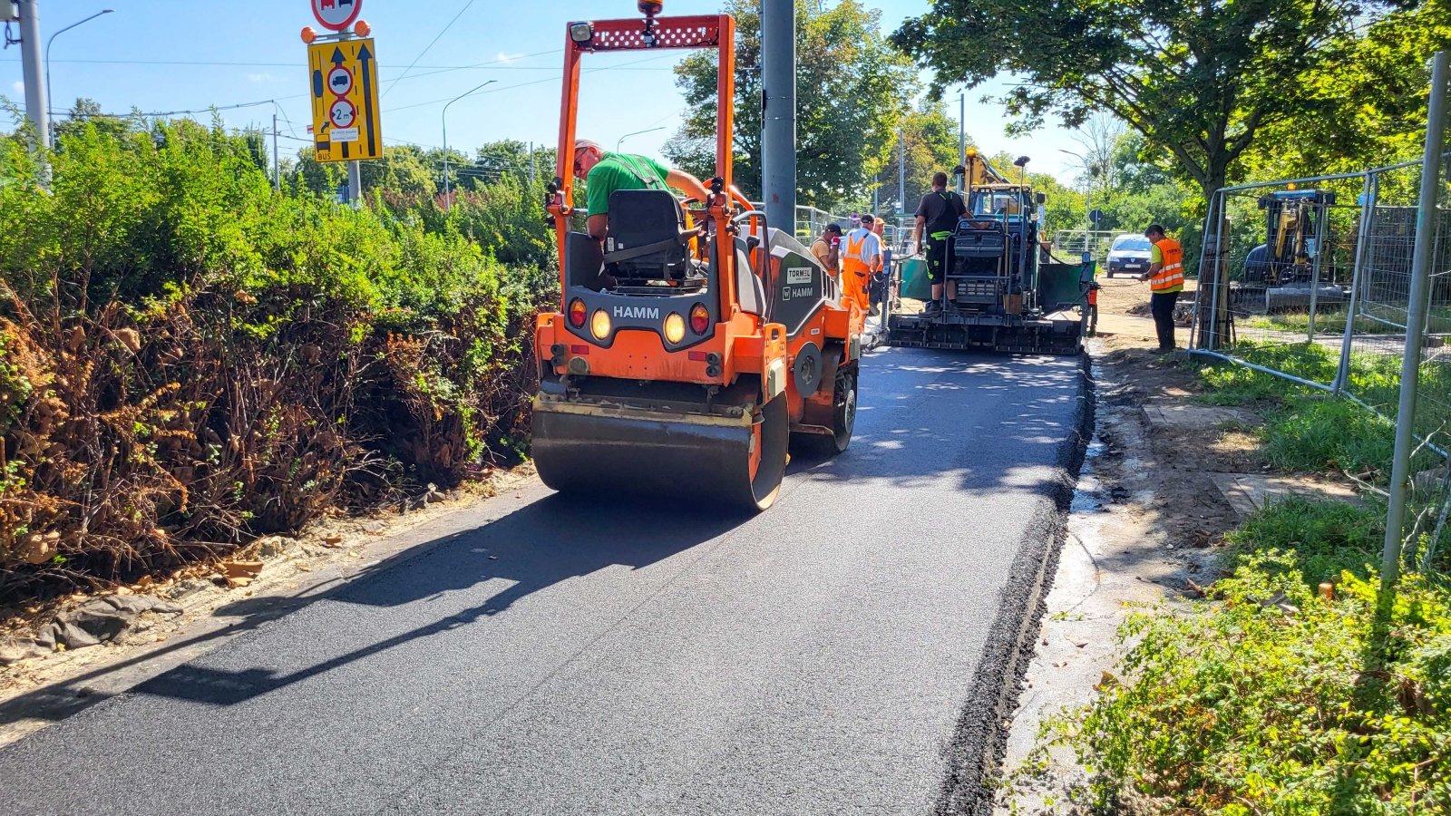 Na zdjęciu robotnicy i maszyny na drodze rowerowej