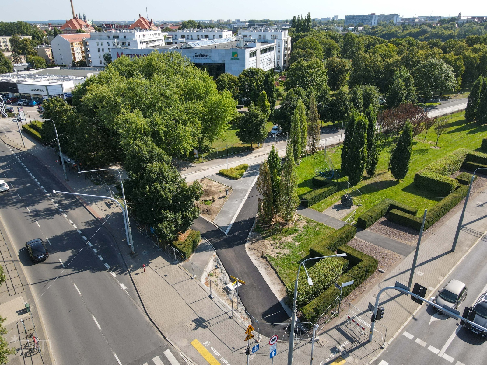 Na zdjęciu droga rowerowa widziana z lotu ptaka - grafika artykułu