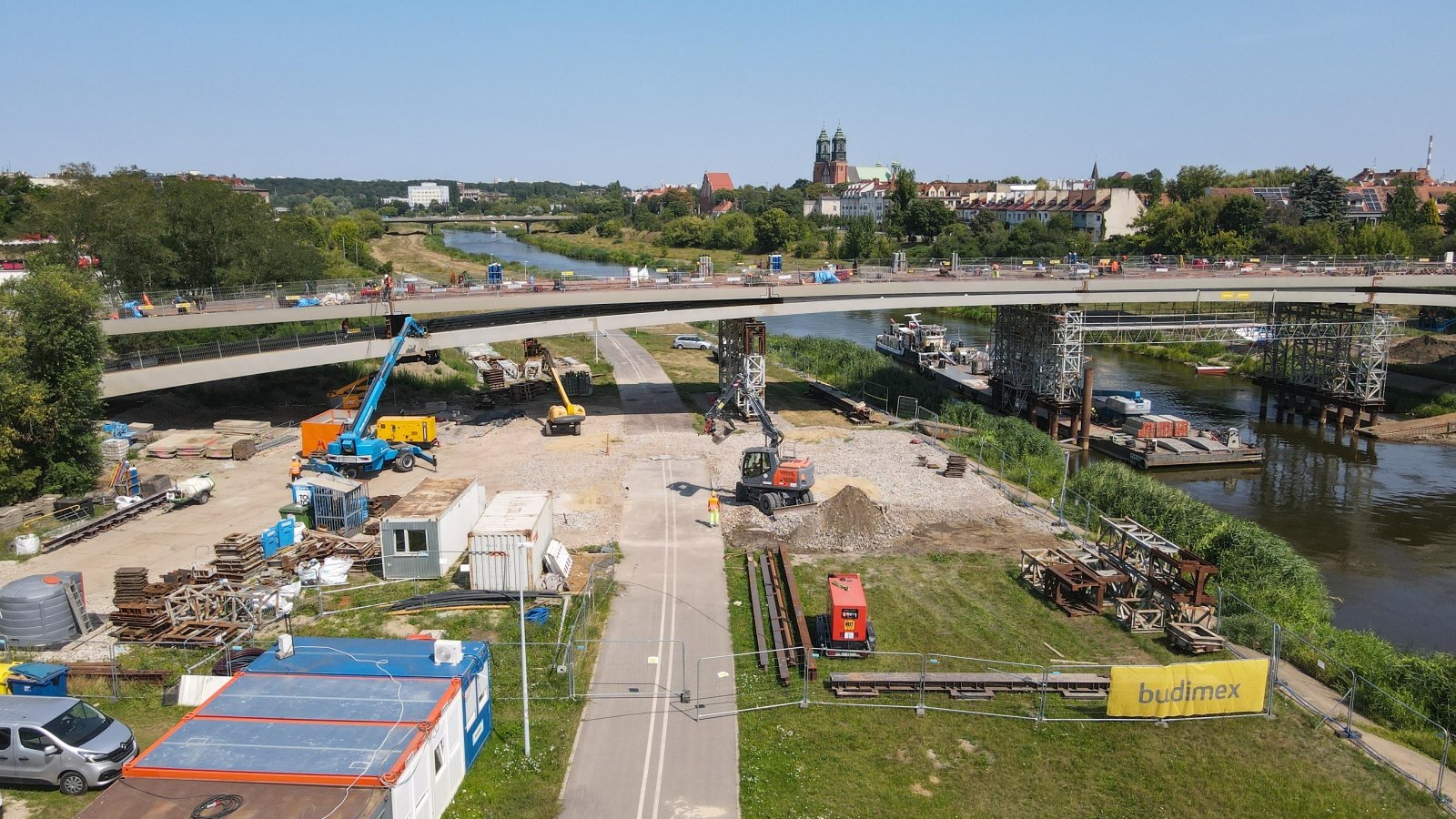 Zdjęcie, Wartostrada biegnąca pod mostem po stronie Chwaliszewa, dookoła plac budowy, po prawej stroni rzeka.